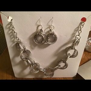 Silver metal NECKLACE includes matching EARRINGS New Without Tags -   ..  jn99